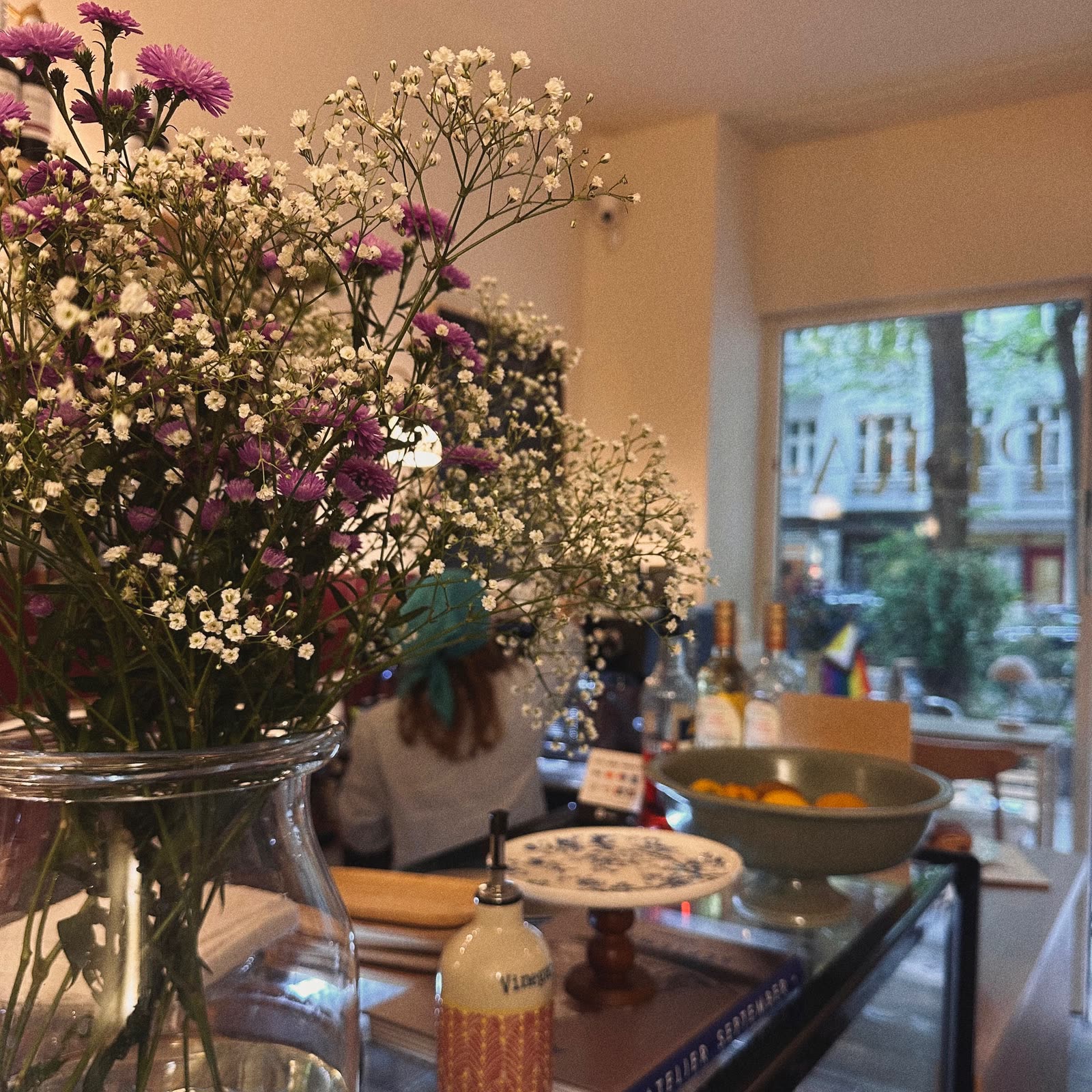 Wildblumen am Fenster