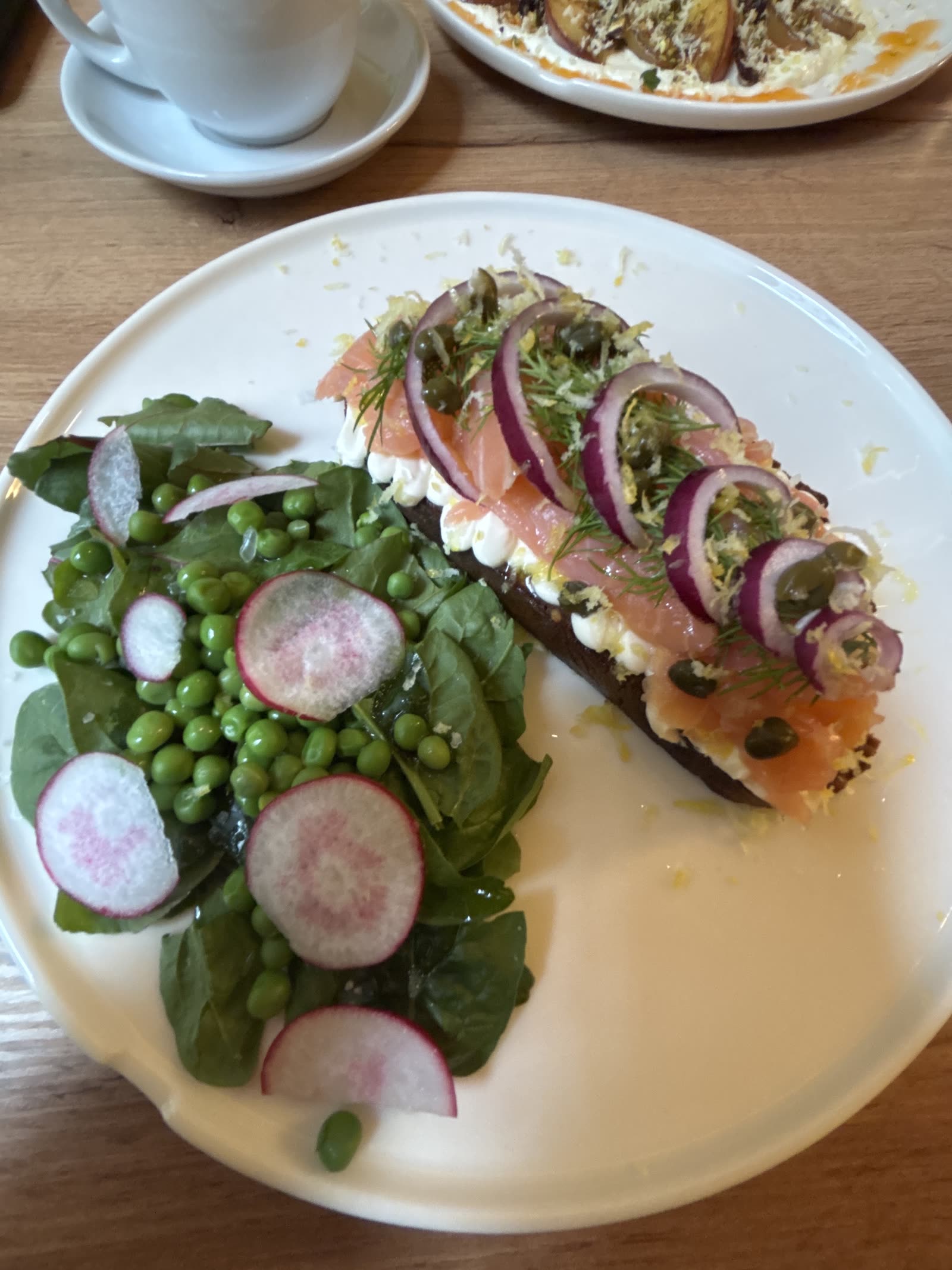 Lachs und Frischkäse auf Sauerteig